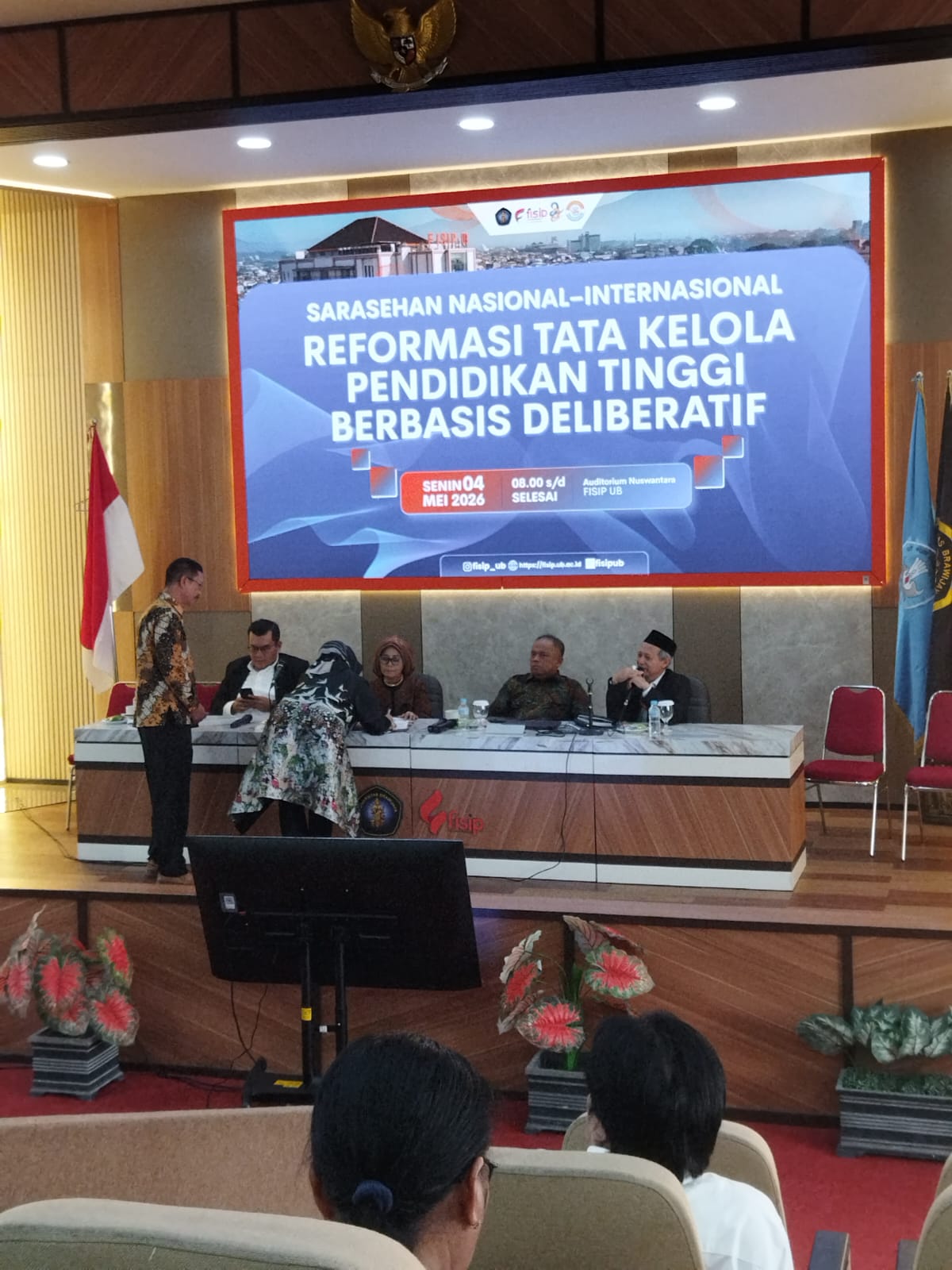 Dr. Moch. Fauzie Said, M.Si. bersama almarhum Dr. H. Desri Arwen, M.Pd. saat menghadiri kegiatan di Universitas Brawijaya (UB), Malang. (Foto: Dok. Pribadi)