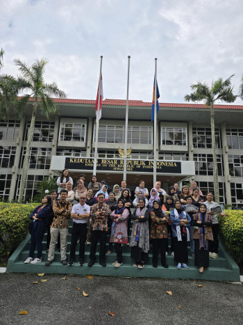 S2 Perekonomian Islam & Industri Halal FEB UNESA Dampingi PMI Singapura: Sehat Fisik, Percaya Diri & Paham Halal