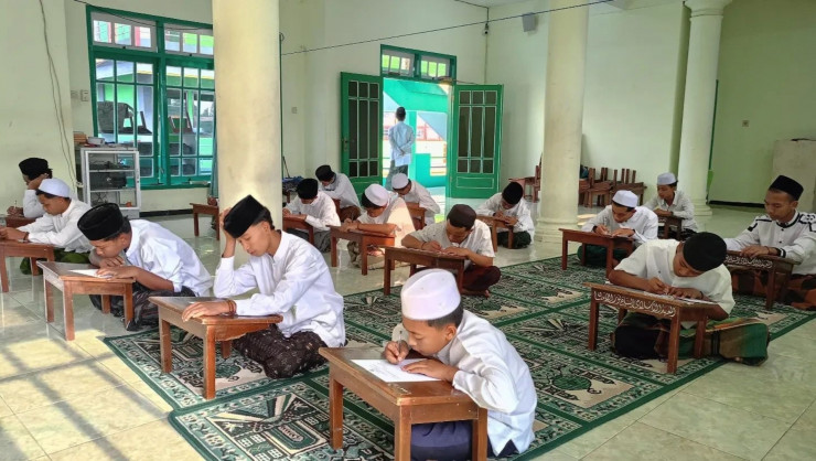 Edukasi Kebijakan Pemanfaatan Media Sosial (Internet) Guna Membangun Jiwa Yang Berintegritas Pada Santri