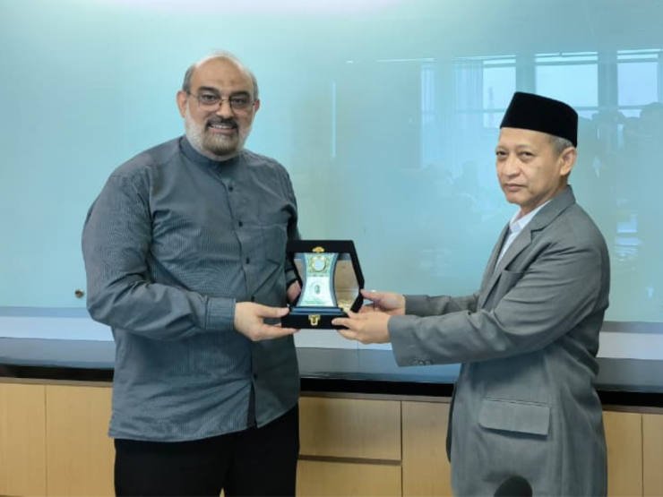 Pimpinan Al Musthafa international Prof Dr Hosen Mottaghi bersama Dr Moch Fauzie Said MSi. Ketua Tim Akselerasi Kerja Sama FISIP UB